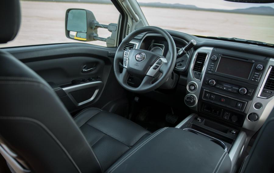 Интерьер Nissan Titan XD PRO-4X Crew Cab 2015 года  (фото 35 из 39)